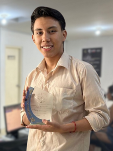 Imagen de un formador que exhibe su trofeo